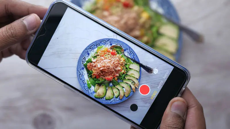 Taking a photo of a salad bowl with a smartphone